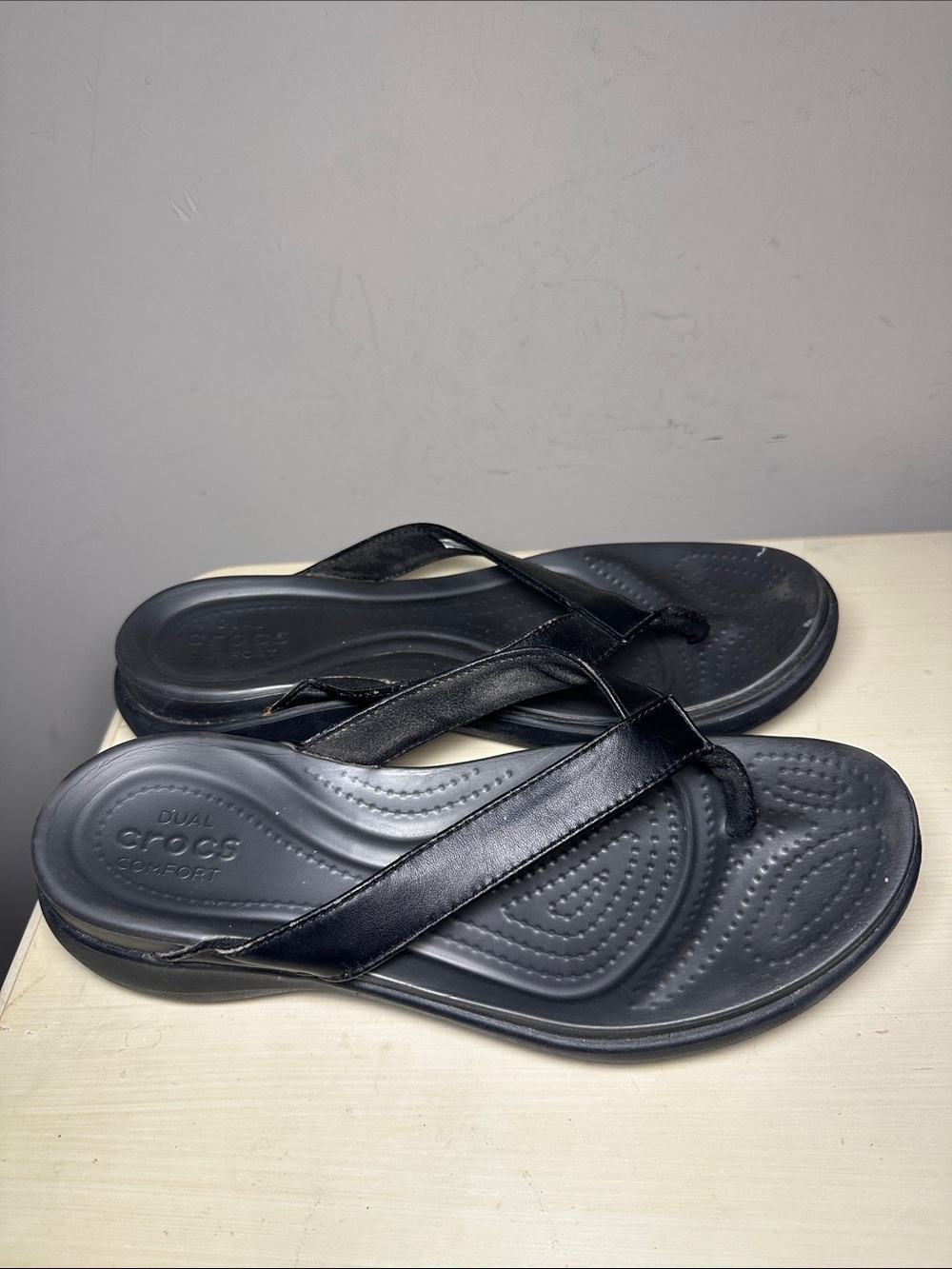 CROCS Black Comfort capri V Flip Flops - Picture 3 of 9